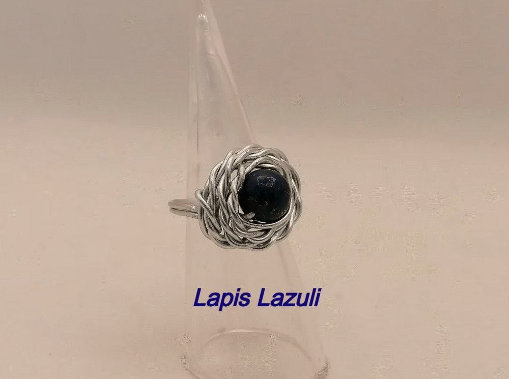 bague en fil aluminium argenté et pierre naturelle lapis lazuli au centre