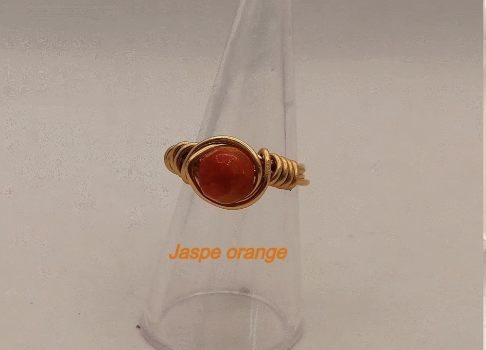 bague en fil aluminium doré et pierre naturelle jaspe orange au centre