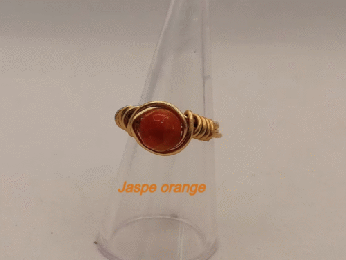 bague en fil aluminium doré et pierre naturelle jaspe orange au centre