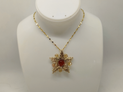 collier en forme de flocon avec fil aluminium doré et pierre calcédoine au centre