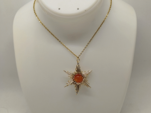 collier en forme d'étoile doré pierre au centre