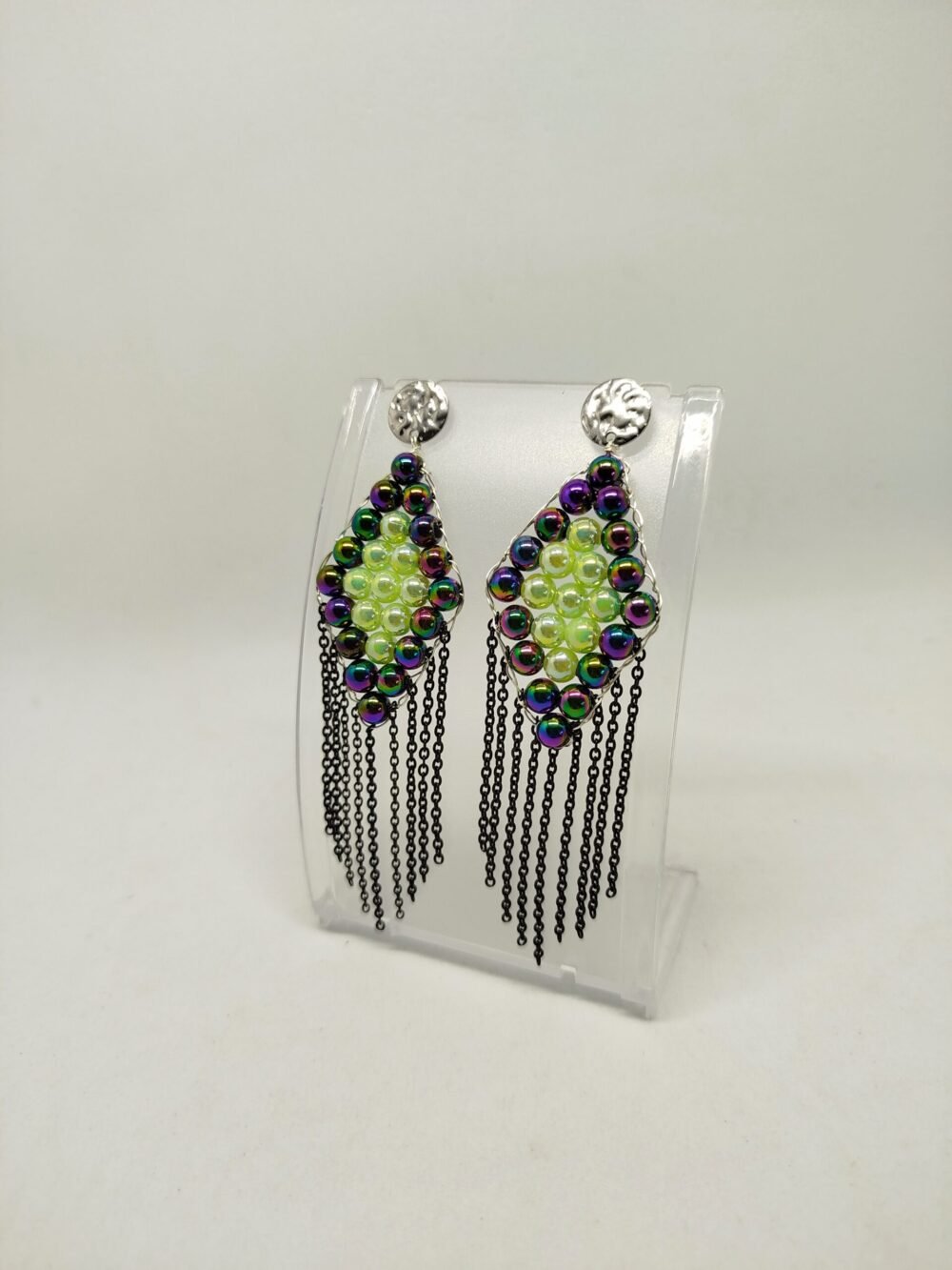 boucles d'oreilles créées en perles vertes en forme carré avec morceaux de chaîne pendantes. Les clous d'oreilles argentés sont carrés en acier hypoallergénique.