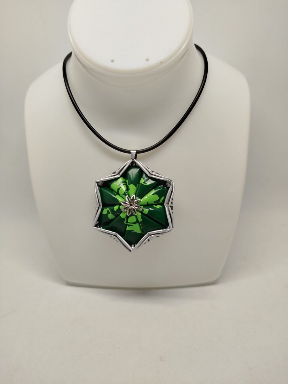 pendentif créé en capsules de café Nespresso VERTUO verte en forme d'étoile. Le collier est en caoutchouc noir avec fermoir mousqueton et petite ralonge.