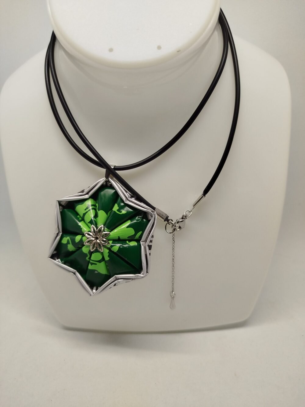 pendentif créé en capsules de café Nespresso VERTUO verte en forme d'étoile. Le collier est en caoutchouc noir avec fermoir mousqueton et petite ralonge.