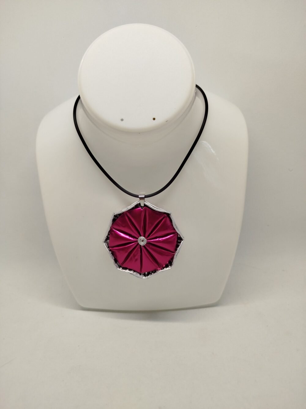 pendentif créé en capsules de café Nespresso VERTUO fushia en forme d'étoile. Le collier est en caoutchouc noir avec fermoir mousqueton et petite ralonge.