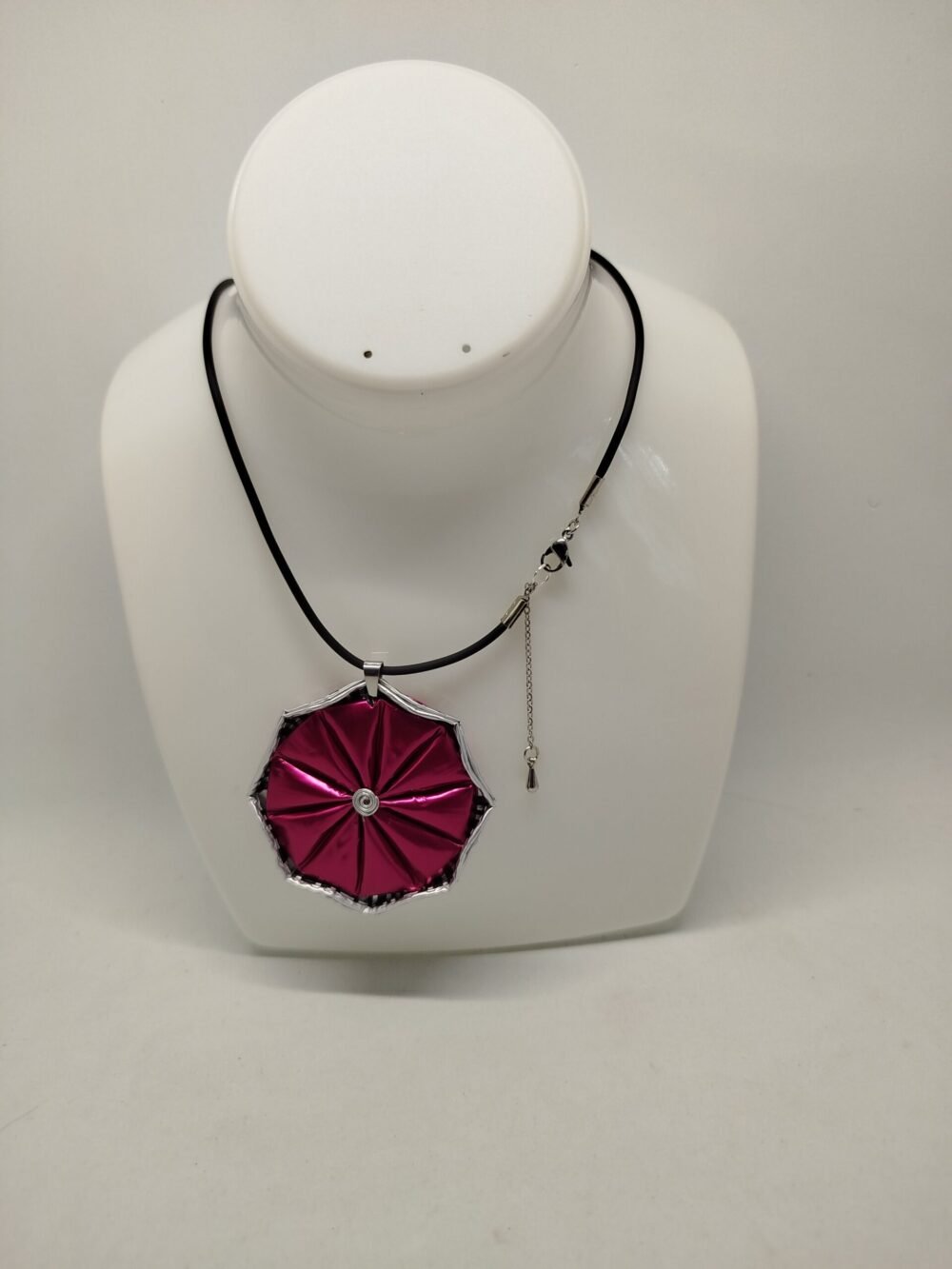 pendentif créé en capsules de café Nespresso VERTUO fushia en forme d'étoile. Le collier est en caoutchouc noir avec fermoir mousqueton et petite ralonge.