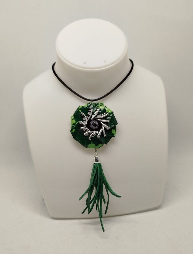 pendentif en capsules vertuo vert pierre hématite au centre et pompon vert