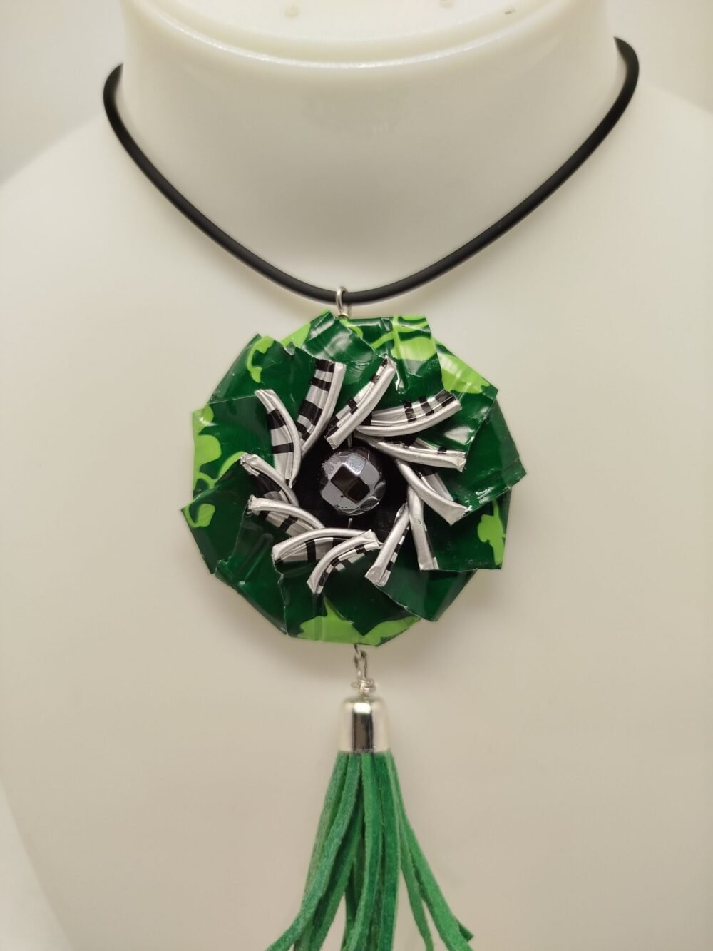 pendentif en capsules vertuo vert pierre hématite au centre et pompon vert