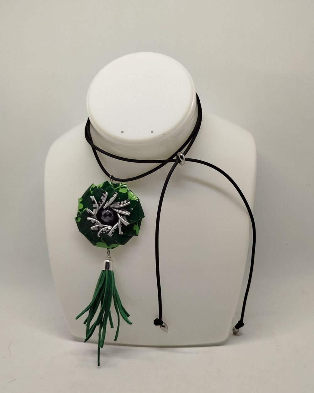 pendentif en capsules vertuo vert pierre hématite au centre et pompon vert