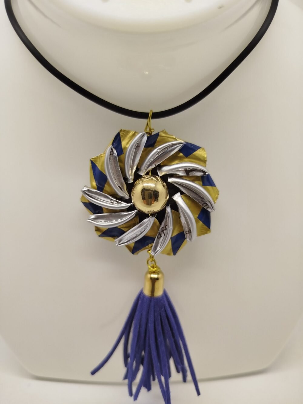 pendentif en capsules de café bleu et doré avec pompon bleu