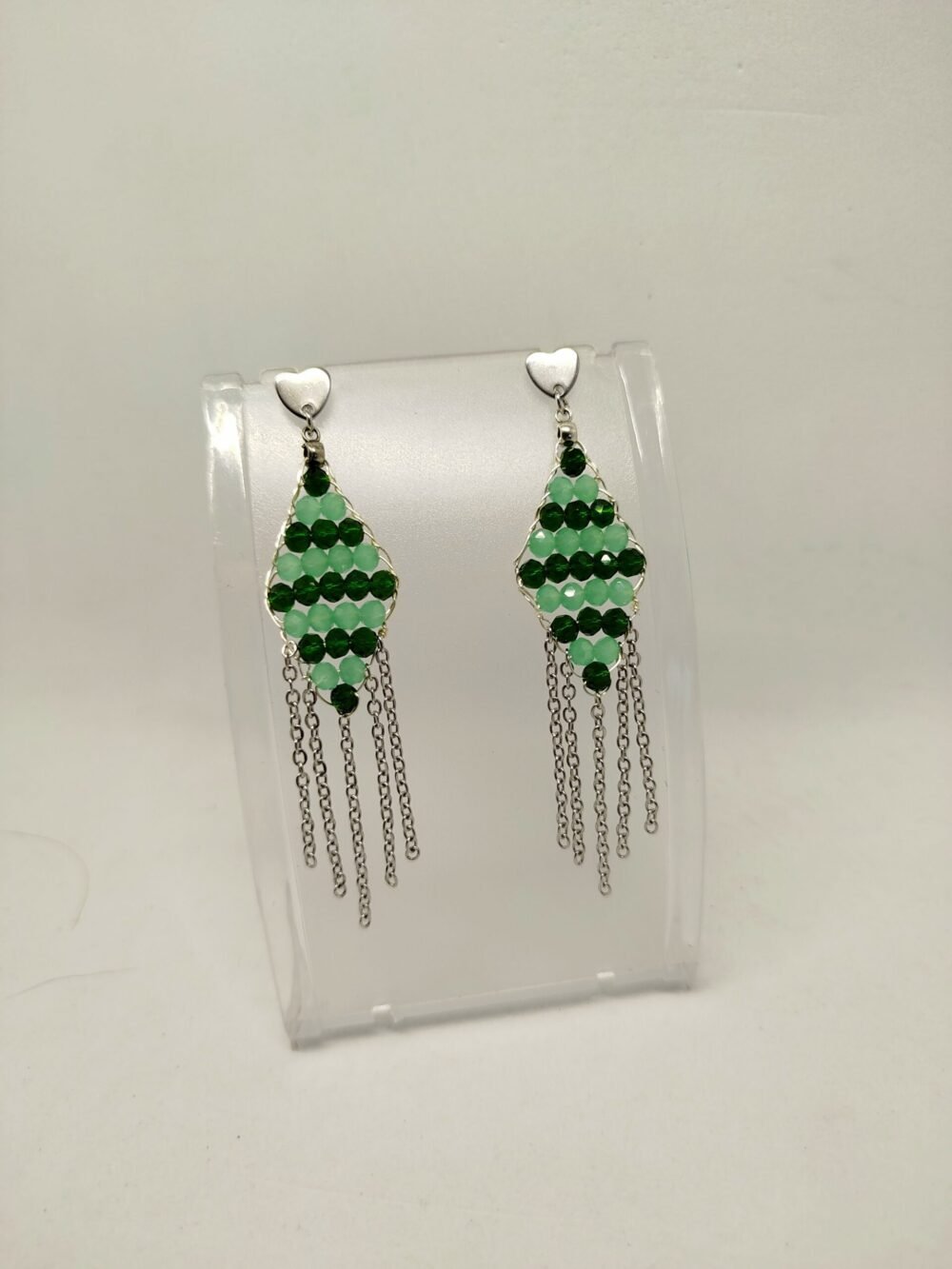 boucles d'oreilles en perles en verre vertes et morceaux de chaînes en acier