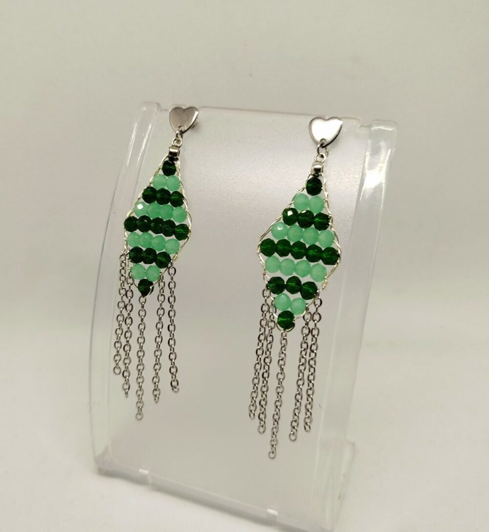 boucles d'oreilles en perles en verre vertes et morceaux de chaînes en acier
