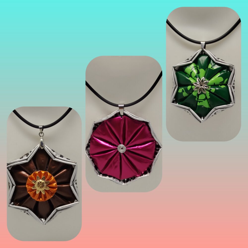 Ces pendentifs élégants et écoresponsables, sont créés en capsules de café Nespresso VERTUO en forme d'étoile. Le collier est en caoutchouc noir avec fermoir mousqueton et petite ralonge.
