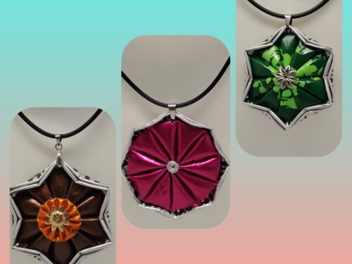 Ces pendentifs élégants et écoresponsables, sont créés en capsules de café Nespresso VERTUO en forme d'étoile. Le collier est en caoutchouc noir avec fermoir mousqueton et petite ralonge.