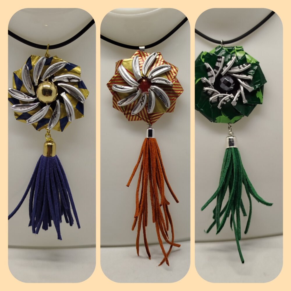 colliers habillent votre décolleté et rendra toutes vos tenues inoubliables. Le pendentif de 6 cm est soigneusement créé en capsules de Nespresso VERTUO, une pierre est fixé au centre. Un pompon en suédine est fixé au pendentif.