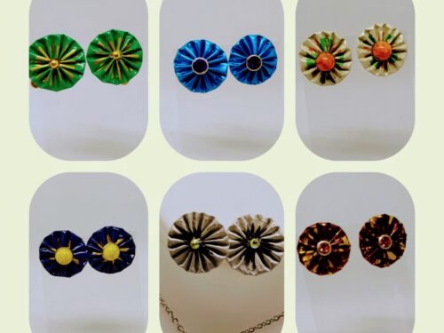 plusieurs clous d'oreilles créées en capsules de café