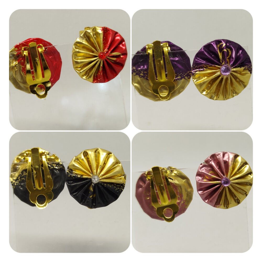 plusieurs clip d'oreilles en capsules de café or