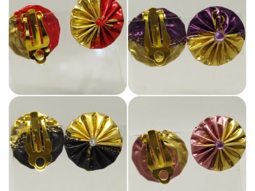 plusieurs clip d'oreilles en capsules de café or