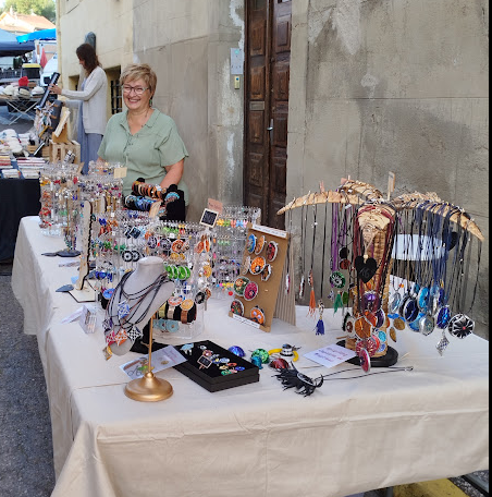 bijoux étalés sur le stand du marché