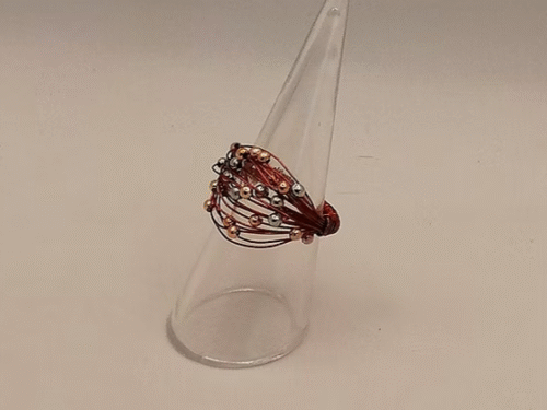 bague créée en fil aluminium rouge et petites perles variées