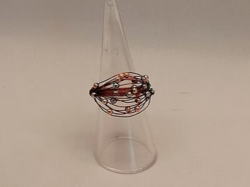 bague artisanale à perles créée en fil aluminium rouge et petites perles variées