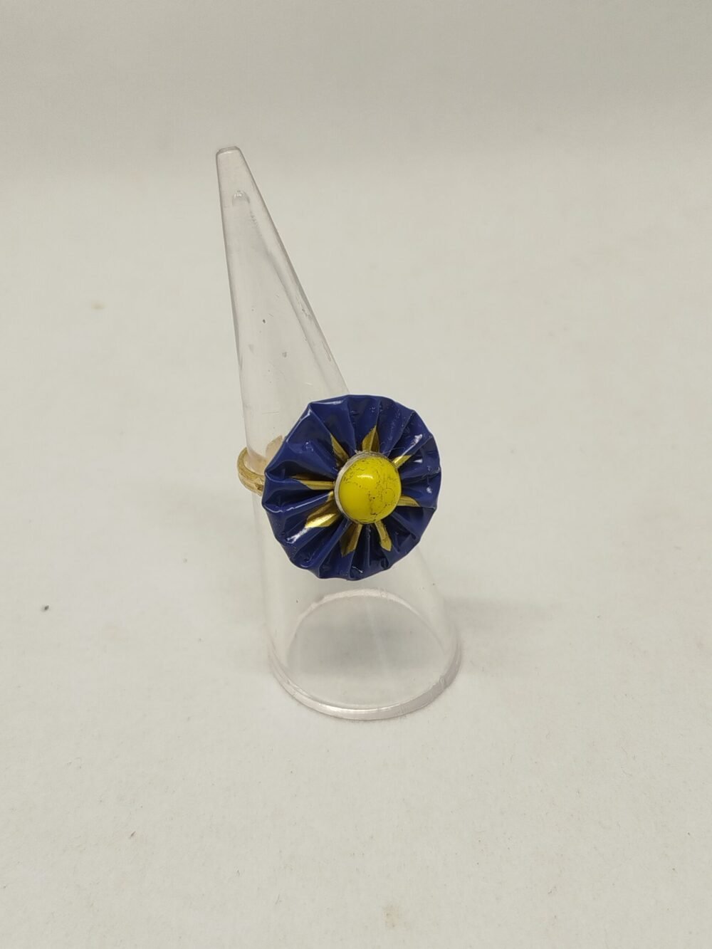 bague-en capsules de café bleu perle jaune