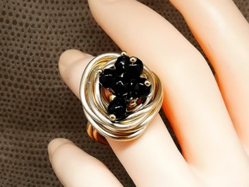 bague en fil aluminium doré et pierres onyx au centre