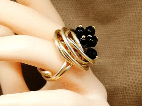 bague en fil aluminium doré et pierres onyx au centre