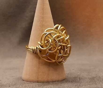 bague-élégante-en-fil-aluminium-dore