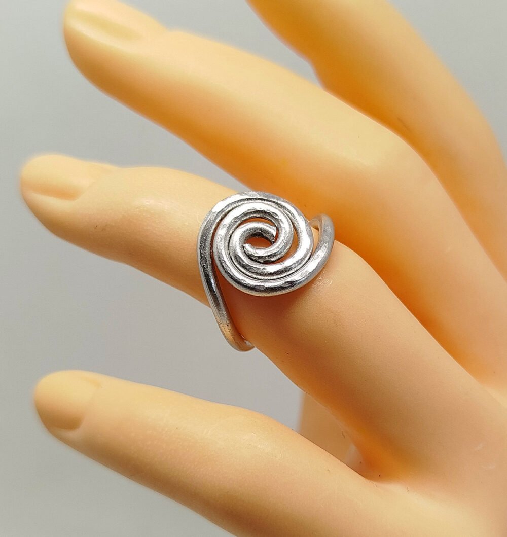 bague en spirale-femme-créée-en-fil-aluminium-argente-en-spirale-