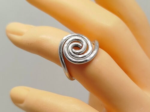 bague en spirale-femme-créée-en-fil-aluminium-argente-en-spirale-