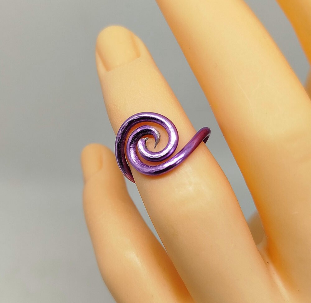 bague-femme-creee-en-fil-aluminium-violet-en-spirale-