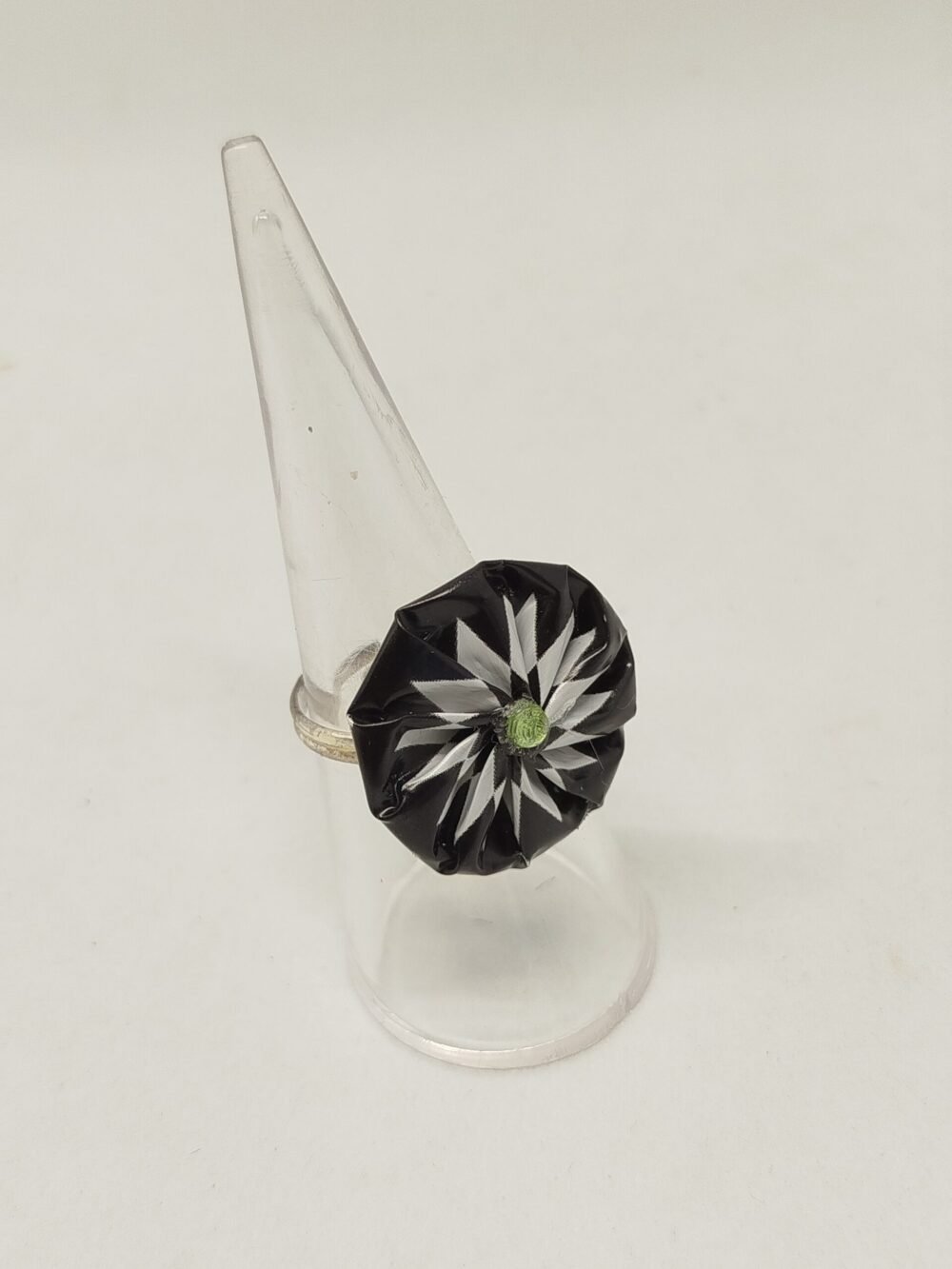 bague-en capsules de café noir-a-strass-vert-