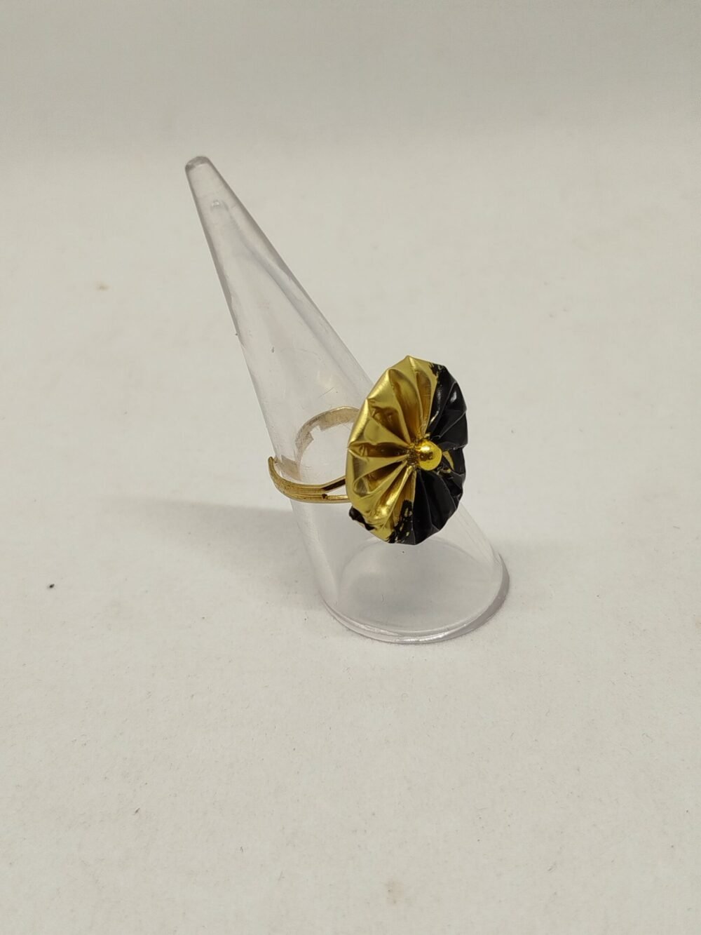 bague-en capsules de café noir doré