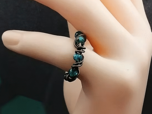 bague tressée avec perles en fil aluminium bronze et des perles à facettes vertes