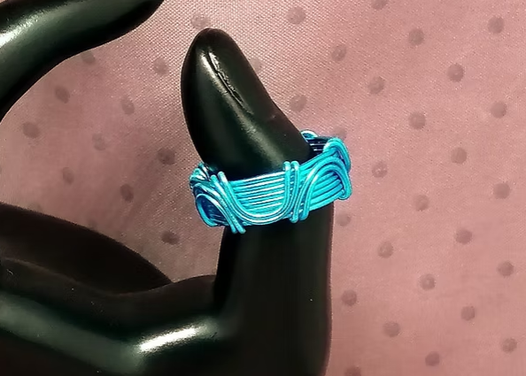 bague en fil aluminium turquoise dessin vagues