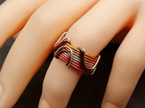 bague en fil aluminium multicolore avec petites vagues