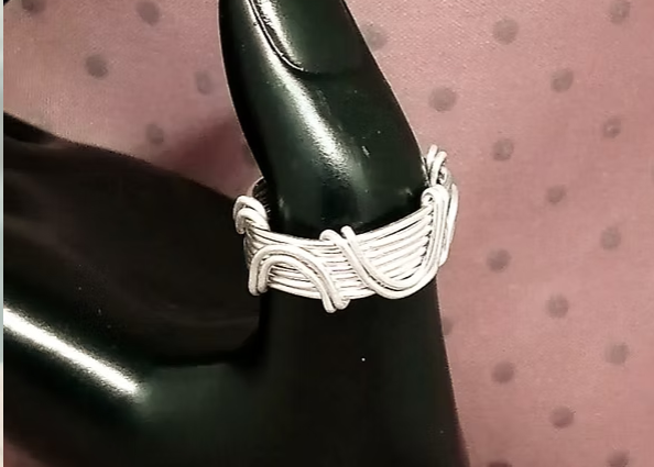 bague en fil aluminium argenté dessin vagues