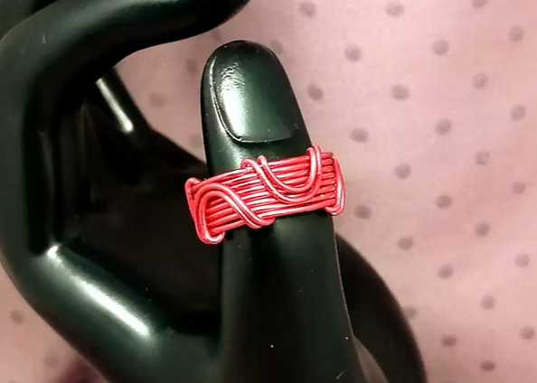 bague en fil aluminium rouge dessin vagues