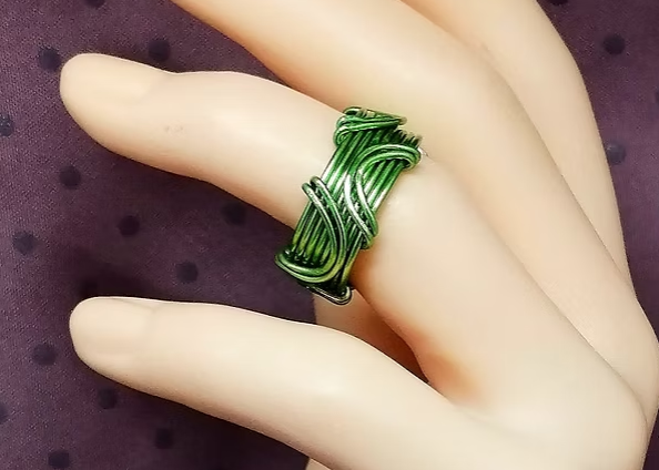 bague en fil aluminium verte dessin vagues