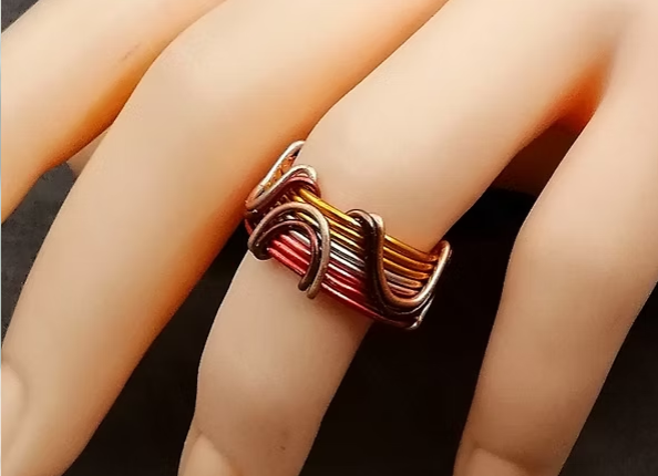 bague en fil aluminium multicolore avec petites vagues