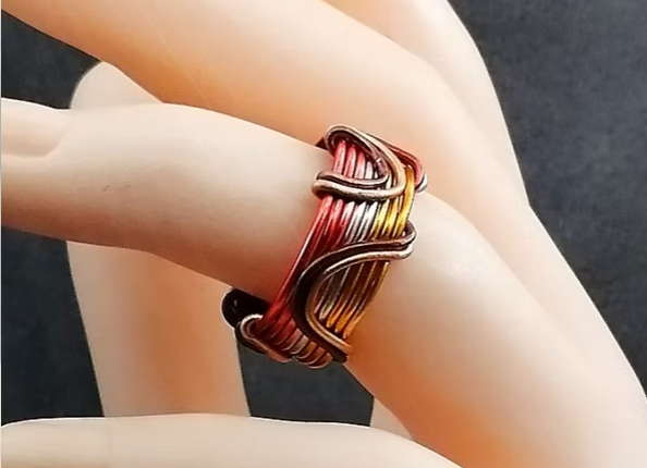 bague en fil aluminium multicolore avec petites vagues