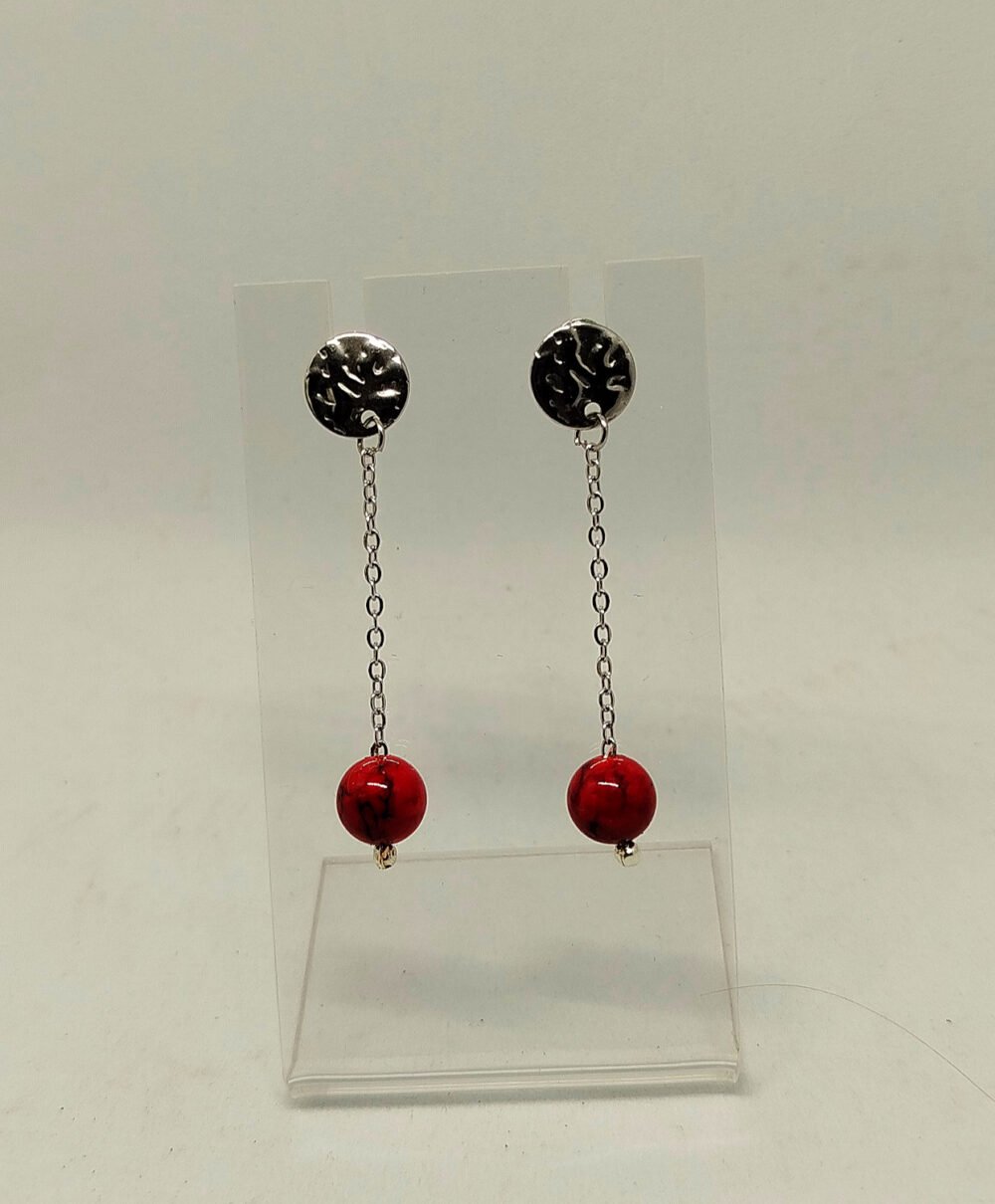 boucles-doreilles-avec-pierres-howlite-rouge-suspendues-a-un-morceau-de-chaine-en-acier-