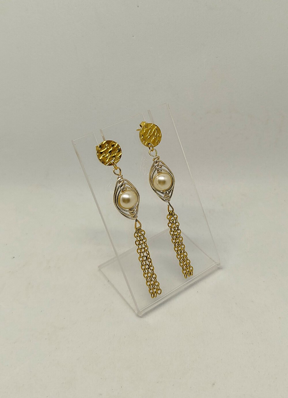 boucles-d'oreilles-créées-avec-des-perles-nacrées-entourées-de-fil-aluminium-dore-et-plusieurs-morceaux-de-chaîne-pendant-