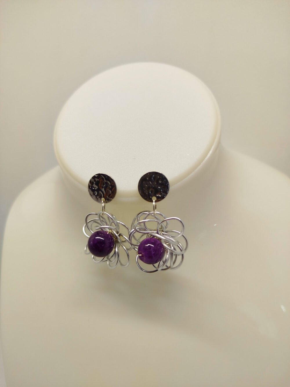 boucles-doreilles-creees-en-fil-aluminium-et-pierre-amethyste
