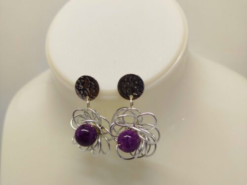 boucles-doreilles-creees-en-fil-aluminium-et-pierre-amethyste