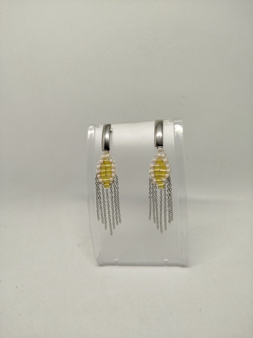 boucles-d'oreilles-en-perles-et-petits-morceaux-de-chaîne-en-acier