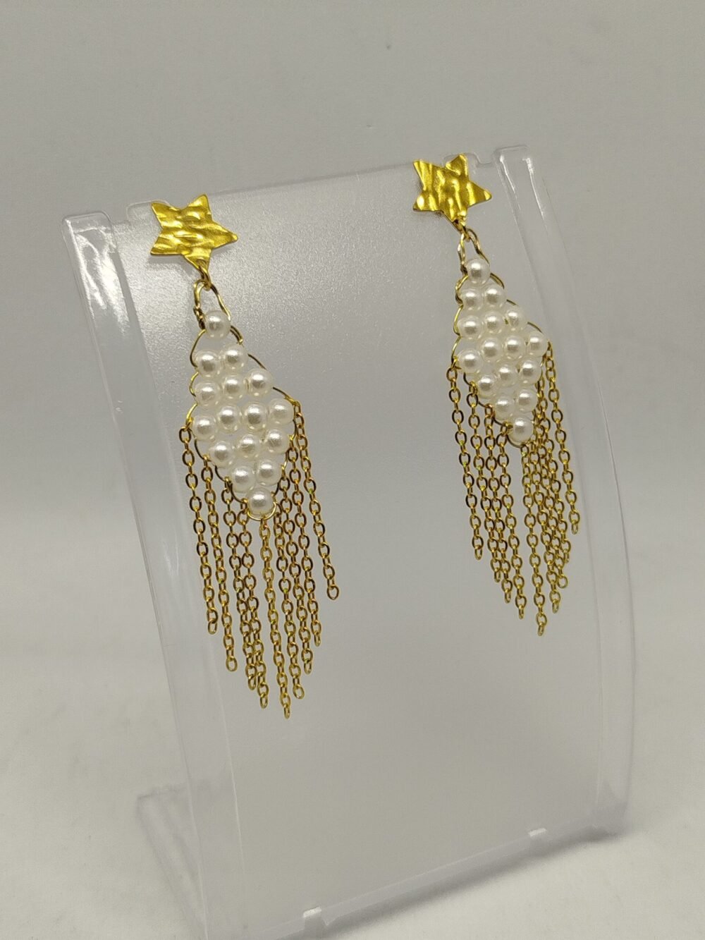 boucles-d'oreilles-en-perles-nacrées-et-morceaux-de-chaîne-dores