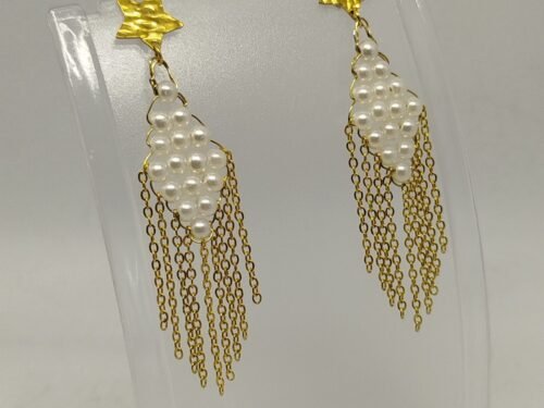 boucles d’oreilles en perles nacrées et morceaux de chaîne dorés boucles-d'oreilles-en-perles-nacrées-et-morceaux-de-chaîne-dores