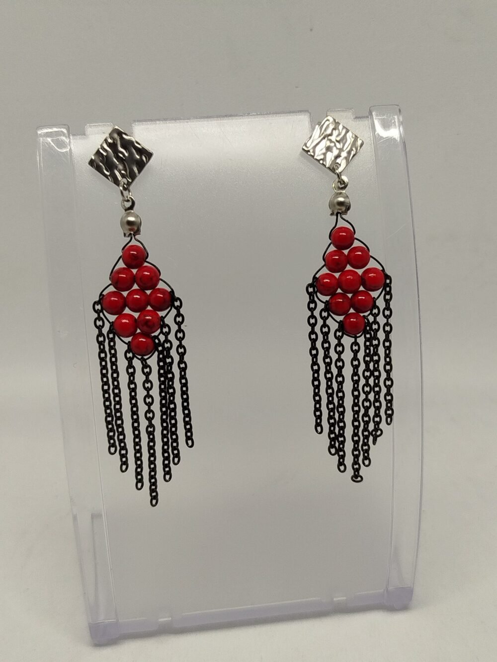 boucles-d'oreilles-en-pierres-howlite-rouge-et-petits-morceaux-de-chaîne-noirs-